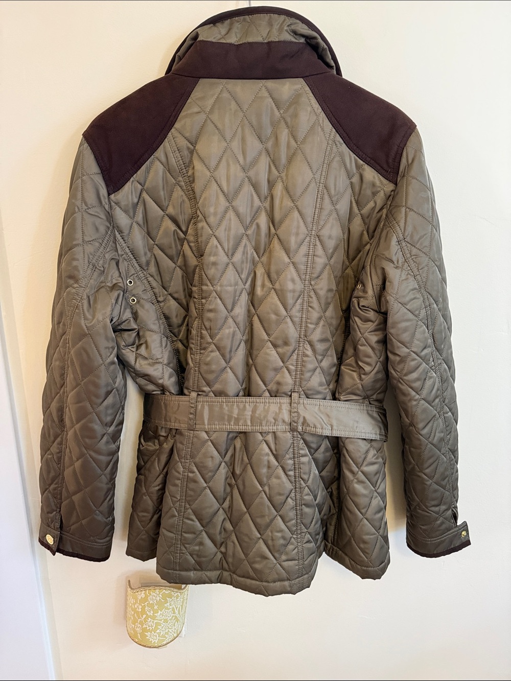 😍 Like NEW! Vince Camuto Olive Quilted Belted Jacket with Brown Trim - Picture 6 of 6